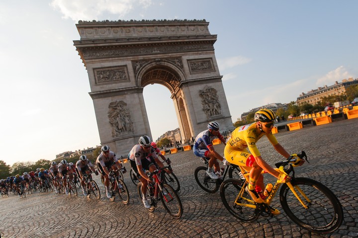 21. etapa TdF: Sagan tretí, Bennett potvrdil svoj triumf v zelenom drese